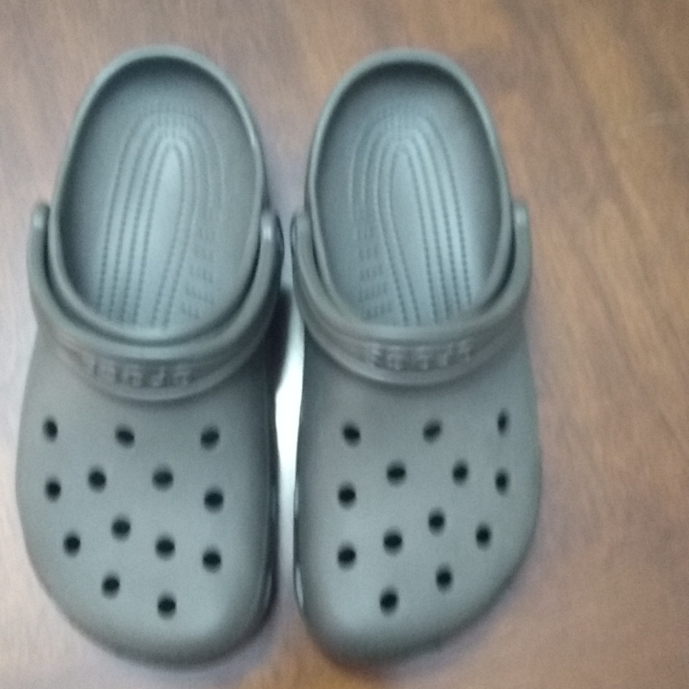 NWOT Crocs never worn.  Dark brown universal men's sz 7, women sz 9